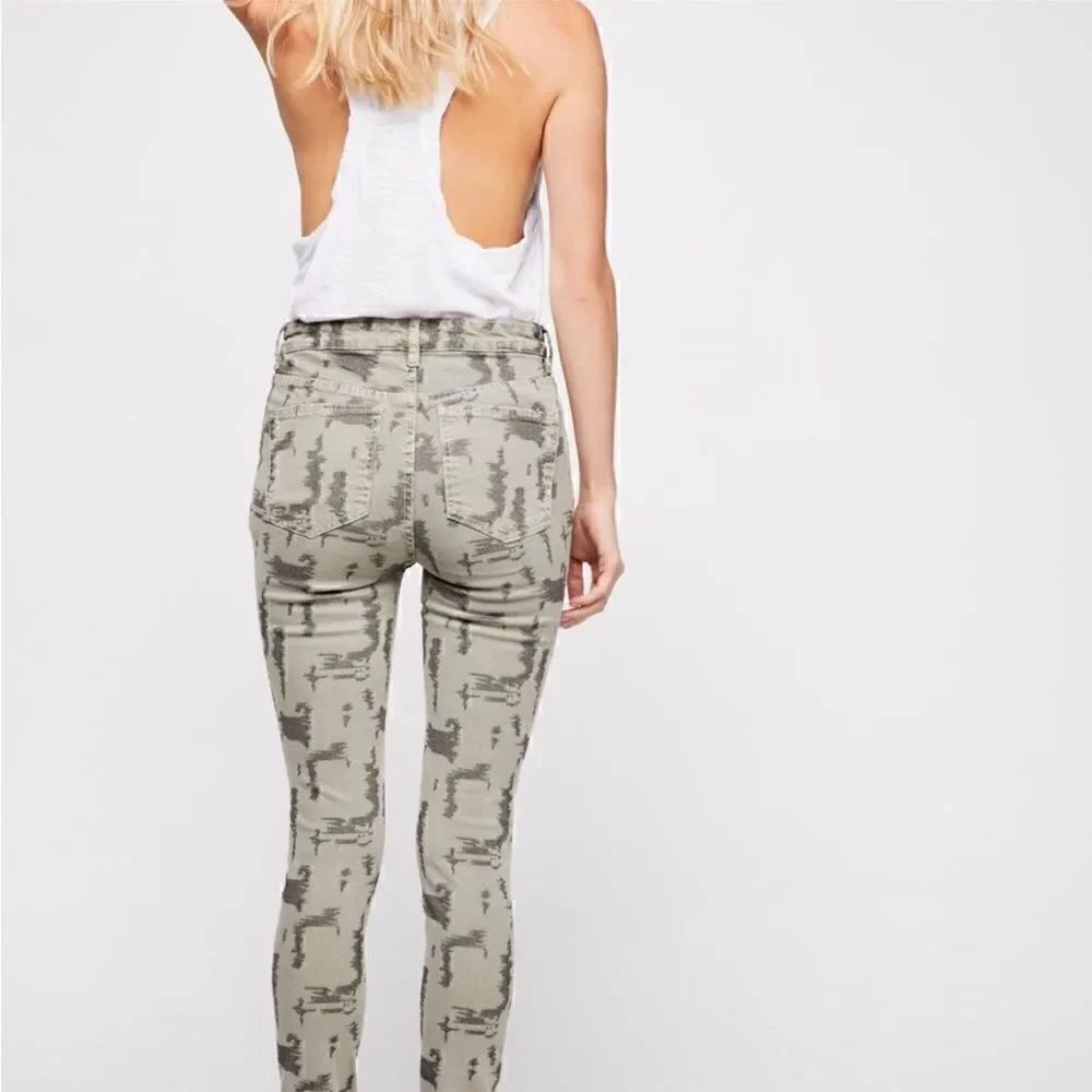 Free People Women Size 29 Long and Lean edgy Camo Skinny Denim Jeans - Picture 5 of 14